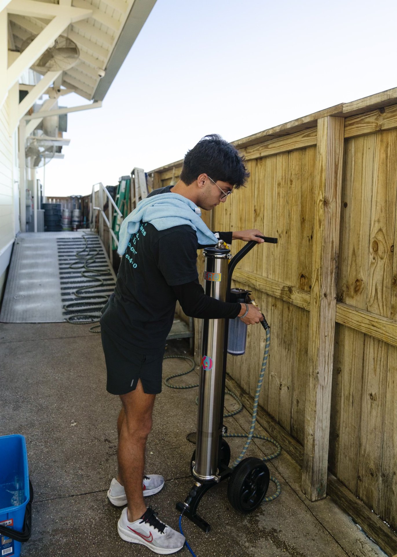 Preparing water-fed pole system for window cleaning